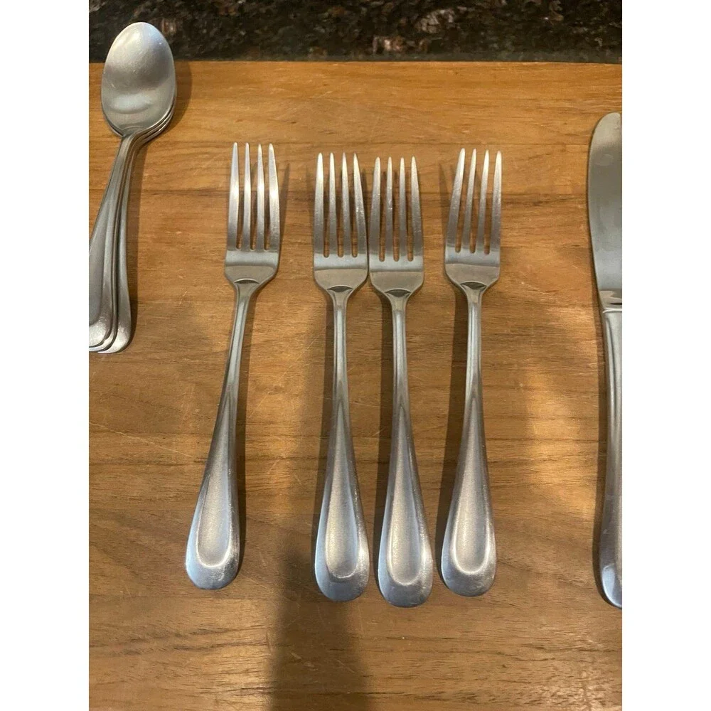 16 pc Oneida Stainless - Smooth Teardrop Flatware Set